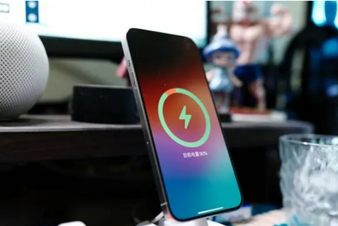 秦都苹果15换屏服务分享用什么充电器给iPhone15充电更好 